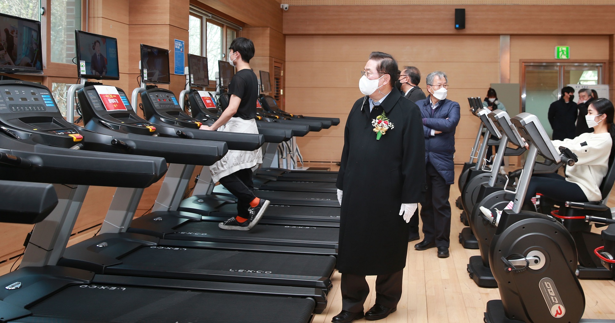 22일 진행된 대구가톨릭대 체력증진센터 개소식에 참석한 내빈들이 테이프 커팅을 하고 있다.