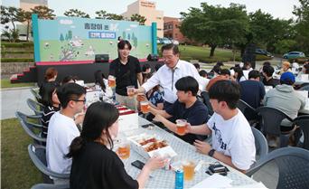 17일 대구가톨릭대에서 열린 ‘총장이 쏜닭-치맥 쫑파티’에서 
우동기 총장과 학생, 교직원들이 즐거운 시간을 보내고 있다.