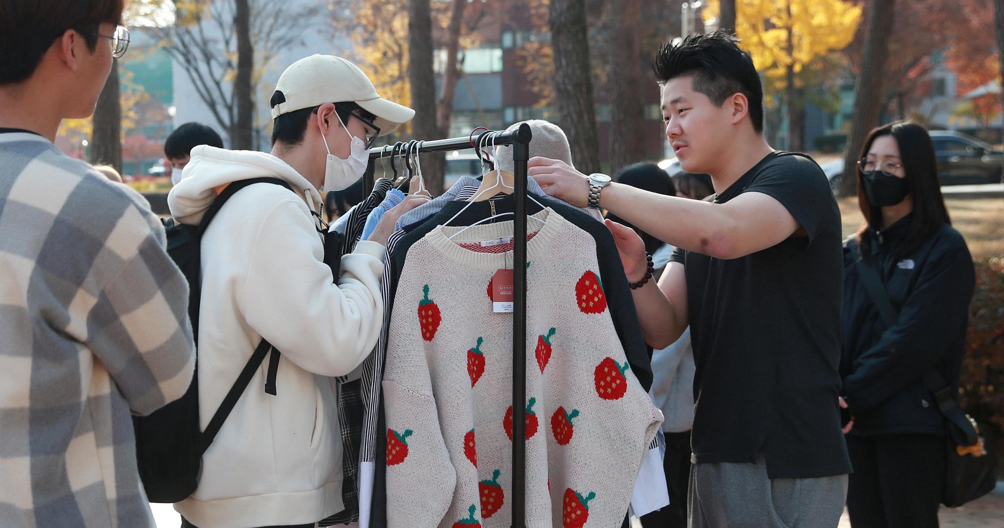 지난 7일 대구가톨릭대 중앙도서관 분수광장에서 진행된 ‘버리지마켓 & Heritage Closet’ 행사에서 학생들이 물건을 고르고 있다.