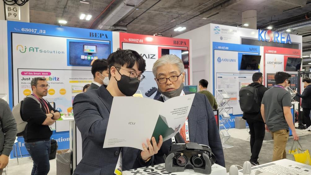 김동혁 아이씨유코퍼레이션 대표가 ‘CES 2023’에서 방문객들에게 제품을 설명하고 있다.